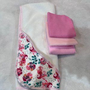 New Hooded Towel with 3 Matching Washcloths NWOT